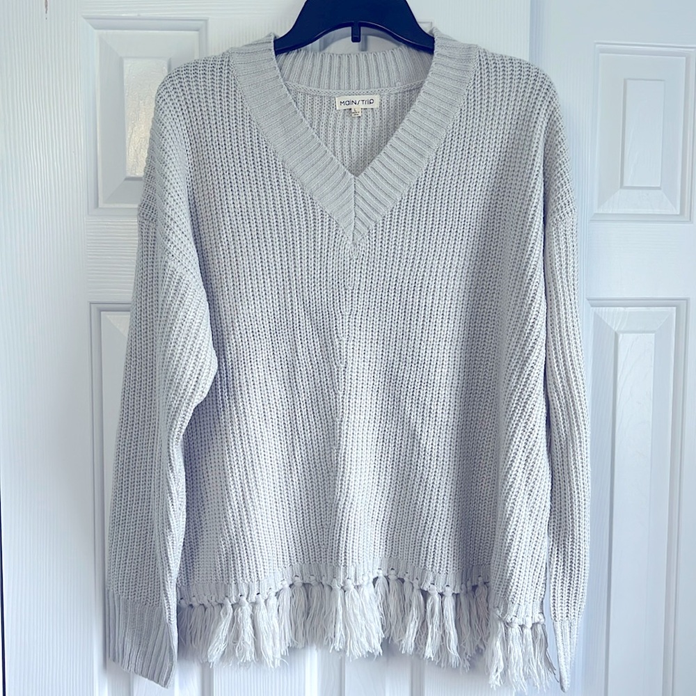 Main strip size L. Women’s. Gray.  EUC sweater. Boutique.